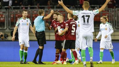 Bild: Löb Daniel/dpa
Schiedsrichter Tobias Reichel (Zweiter von links) zeigt Nikola Dovedan (Vierter von links) elf Minuten vor Schluss die Gelb-Rote Karte. Die Nürnberger tobten, die Partie gegen Hannover endete 0:0.