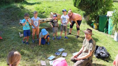 Bild: bö
In Vilshofen gab es noch einen Nachbrenner in Sachen Ferienprogramm und der kam besonders gut an. Unter der fachkundigen Anleitung von Albert Stepper und Naturpark-Ranger Jonas Nelhiebel (Bild) bauten die Kinder Nistkästen für Blau- und Kohlmeisen. - doch vorher gab es viele allgemeine Informationen zu den Verhaltensweisen der Vögel.