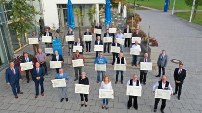 Bild: gsp
Die 26 "Goldenen Handwerksmeister" mit Gerhard Ulm, Vizepräsident der Handwerkskammer Niederbayern-Oberpfalz, und Bürgermeister Martin Preuß (vorne von links).