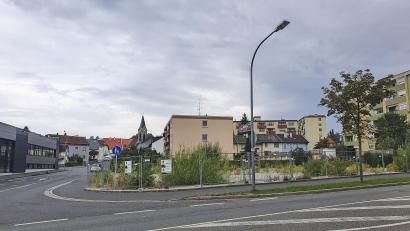 Bild: Biczysko/fph
Wo einstmals die Agip-Tankstelle stand und das Grundstück seit einigen Jahren immer mehr zuwuchert, sollen neue Wohnungen an der Bayreuther Straße gebaut werden.