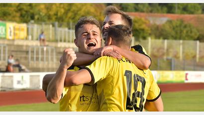 Bild: Ziegler
Großer Jubel mit dem Amberger Torschützen zum 3:1 Endstand, Philipp Götz (vorne).