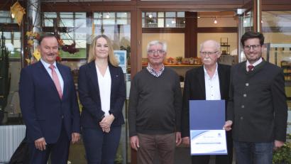 Bild: Kurmittelhaus Sibyllenbad/exb
In Weißenstadt wurde der frühere Ärztliche Leiter des Sibyllenbades, Prof. Dr. Dr. Wolfgang A. Grunewald, (Zweiter von rechts) mit der silbernen Ehrennadel des Vereins "Euradon" ausgezeichnet. Vorsitzende Dr. Kathrin Bösecke-Spapenz sowie Ottmar Lang (links) und Christoph Köstinger (rechts) vom Vorstand gratulierten nach der Laudatio durch Sibyllenbad-Leiter Gerhard Geiger (Mitte).