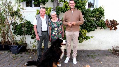 Bild: ds
Das Jubelpaar Gunda und Karl Appel zusammen mit Bürgermeister Roman Berr (rechts) am Tag der goldenen Hochzeit. Haus- und Hofhund Rosi nahm regen Anteil an der Feier.