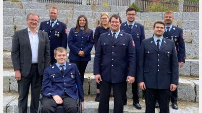 Bild: Simone Gradl/exb 
Dominik Bojer bleibt Vorsitzender der Feuerwehr Altfalter. Bürgermeister Franz Grabinger (von links) gratulierte dem neu gewählten Führungsteam. Im Bild vorne Raffael Bojer, Dominik Bojer (erster Vorsitzender), Stefan Götz (zweiter Vorsitzender ), hinten Markus Kraus (zweiter Kommandant), Eva Schrott, Christina Geiger, Stefan Schrott und Manfred Bauer (erster Kommandant).