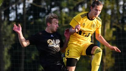 Bild: Schrems
Lukas Schön (links) im Luftkampf mit dem Bayreuther Nick Gregorzewski: Der FC Tirschenreuth unterlag der zweiten Mannschaft der SpVgg Bayreuth mit 0:3.