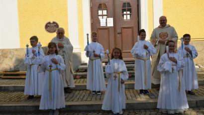 Bild: doj
Pfarrer Gerhard Schmidt (links) und der Weidener Dekan Johannes Lukas (rechts), ein Onkel eines Kommunionkindes, feierten mit den sieben Kindern in der Pfarrkirche St. Erhard Erstkommunion.