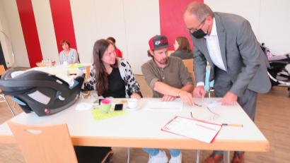 Bild: jzk
Dankbar nahmen die Eltern das Begrüßungsgeld entgegen, das ihnen Bürgermeister Roman Schäffler (rechts) auszahlte.