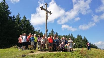 Bild: jzk
Auf dem Gindelschneid, einem 1 335 Meter hohen Berg in den Bayerischen Voralpen östlich des Tegernsees, legte die größere Wandergruppe des Fichtelgebirgsvereins eine Rast ein.