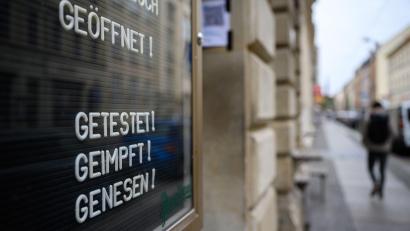 Symbolbild: Robert Michael/dpa
Aufgrund des stetig sinkenden Inzidenzwerts gibt es ab Montag im Landkreis Amberg-Sulzbach Änderungen an der 3G-Regel.