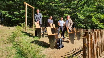 Bild: Hermann Markgraf/exb 
Der Vorsitzende des Vereins Naturpark Oberpfälzer Wald Landrat Thomas Ebeling (links) besuchte zusammen mit dem Bürgermeister der Gemeinde Stadlern Gerald Reiter (rechts) und den Eigentümern des Grundstücks, Michaela und Hans Gottmeier, bei herrlichem Ausflugswetter das neue Landschaftskino am Böhmerwaldaussichtsturm.