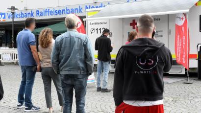 Archivbild: Gabi Schönberger
Vor dem NOC in Weiden sind mobile Impfteams am 8. Oktober im Einsatz.