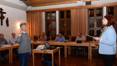 Bild: bey
Bürgermeisterin Marina Hirnet vereidigte Maria Frischholz als neue Gemeinderätin.