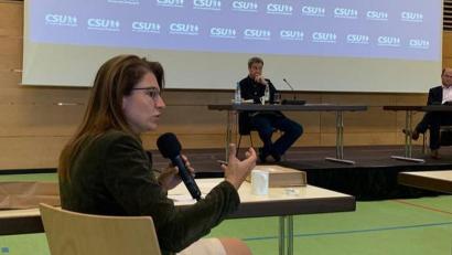Bild: Englhardt-Kopf/exb
Bundestagsabgeordnete Martina Englhardt-Kopf (links) bei der Diskussion mit CSU-Chef Markus Söder (Mitte) und Bezirksvorsitzendem Albert Füracker (rechts).