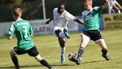 Bild: A. Schwarzmeier
Lewiss Derameau (Mitte) war in Mantel der überragende Akteur auf dem Platz. Beim 6:1-Sieg des VfB gegen den SV Plößberg erzielte der Stürmer drei Tore. In dieser Szene können die Plößberger Philip Böckl (links) und Philipp Müller den Manteler Angreifer nicht am Torschuss hindern.