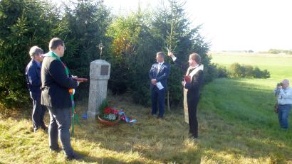 Bild: mad
In Neunburg wurde beim „Zeitlarner Hölzl“ ein neues, kleines Mahnmal vorgestellt und geweiht, ein sogenanntes „Marterl“. Es erinnert an einige Opfer der „Todesmärsche“.