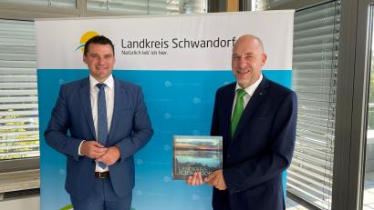 Bild: Matthias Meier/exb 
Landrat Thomas Ebeling und der neue AOK Direktor Volker Schödel (von links).
