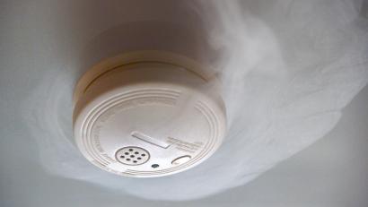 Symbolbild: Peter Steffen/dpa
Ein Rauchmelder und eine aufmerksame Nachbarin verhinderten am Samstag in Weiden einen Brand.