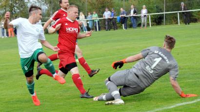 Bild: heh
Der SV Mitterteich II gewann das Derby bei den Sportfreunden Kondrau mit 3:2. Hier scheitert Sascha Weiß (links) am Kondrauer Torwart Daniel Gold.