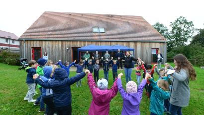 Bild: bey
Singend und Gedichte vortragend leiten die Kinder des Kinderhauses St. Martin die kleine Feier zur Überreichung des Zertifikates "Naturpark-Kindergartem im Naturpark Nördlicher Oberpfälzer Wald ein. Darüber erfreuen sich Bernd Stengl, Zweiter Geschäftsführer des Naturparks, Pfarrer Arnold Pirner, Bürgermeister Sebastian Hartl und Landrat Andreas Meier (im Hintergrund von links), Kinderhausleiterin Sabine Hösl (rechts hinten) erhält anschließend von Landrat Andreas Meier die Zertifizierungsurkunde.