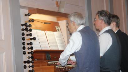 Bild: ads
Die Kirchenmusiker Rudolf Fischer und Dietmar Hofmann spielten mit Unterstützung von Hofmanns Sohn Christian Hofmann in der Ammersrichter Konradskirche.