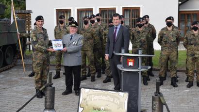 Bild: bnr
Mit dem Austausch von Urkunden und Plaketten erneuerten Bürgermeister Martin Schwandner , Herbert Eimer, Vorsitzender der Krieger- und Soldatenkameradschaft Trausnitz, und Major Maximilian Ritter, Chef der 4. Kompanie des Panzerbataillons aus Pfreimd, die seit 35 Jahren bestehende Patenschaft.