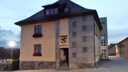 Bild: br
Das Rathaus Neusorg (Bild) soll an die Glasfaserinfrastruktur im Rahmen der Erweiterung der bestehenden Förderungsrichtlinien des Freistaates Bayern angeschlossen werden. Damit wird einer zukunftsfähigen digitalen Anbindung Rechnung getragen.