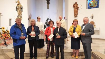 Bild: wlr
Drei Paare feierten ihr Ehejubiläum mit einem erneuten kirchlichen Segen. (v.li.n.re.) Seit 55 Jahren sind Anton und Marianne Binner verheiratet, Rosemarie und Gerhard Köhler feierten 60 Jahre und Gudrun und Josef Weidensteiner freuen sich über 30 gemeinsame Ehejahre. Pfarrer Berthold Heller und Pastoralassistentin Andrea Zeller gratulierten zur aufgegangenen und gepflegten Saat im Garten der Ehe.