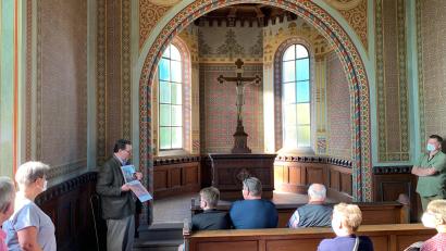 Bild: Tobias Reitmeier/exb 
Die letzte Station der Führung von Martin Irl (links, Holnstein-Archiv Schwarzenfeld) war das Holnstein-Mausoleum auf dem Friedhofsgelände in Schwarzenfeld.