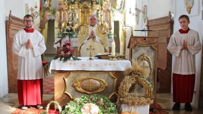 Bild: stg
Prälat Karel Simandl zelebrierte den Erntedank-Gottesdienst in Waldeck.
