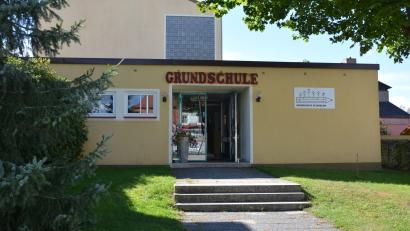 Bild: jr
Zum wiederholten Mal ein Thema im Gemeinderat Pechbrunn war die mögliche Beschaffung von Luftreinigungsgeräten für die Grundschule.