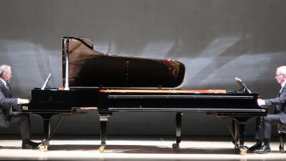 Bild: Kunz
Hinrich Alpers (links) und Markus Becker bearbeiten Max Regers "Fantasie und Fuge über B-A-C-H, op. 46" mit zwei Klavieren.