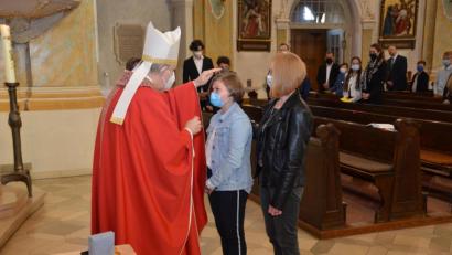 Bild: dob
55 junge Erwachsene wurden von Weihbischof Reinhard Pappenberger am Samstag in der katholischen Stadtpfarrkirche gefirmt.