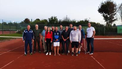 Bild: gi
Von diesem Team wird der Tennisclub Moosbach mit seinem 1. Vorsitzenden Michael Bock (Vierter von rechts) die nächsten drei Jahre geführt.
