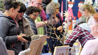 Archivbild: wlr
So eng ging es stets in der Turnhalle der Ludwig-Meier-Grundschule zu, wenn die Frauen-Union zur jährlichen Hobbykunst-Ausstellung eingeladen hatte.