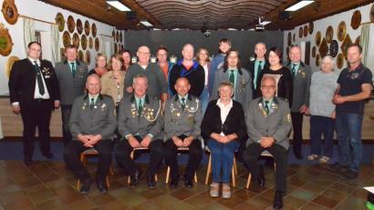 Bild: fjo
Viele Mitglieder des Schützenvereins "Enzian" sind bereit, sich ab sofort im neuen Vorstand unter dem Vorsitz von Matthias Mack, Karlheinz Hagner und Johannes Zeug (vorne, von links) einzubringen.