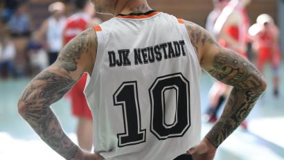 Bild: Tobias Schwarzmeier
Corona im Nacken: Im letzten Aufeinandertreffen vor anderthalb Jahren in der Neustädter Gymnasiumhalle waren lediglich 50 Fans mit Masken und Abständen zugelassen. (Hintergrund: Das Tattoo des aktuell verletzten Neustädter Spielers Patrik Bortel entstand bereits vor der Pandemie und stellt eine Krone dar).