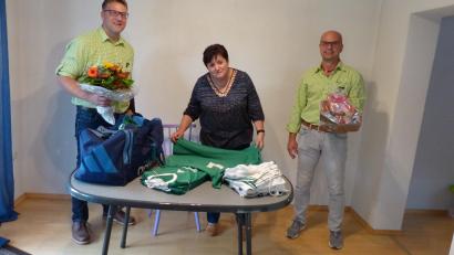 Bild: hme
Die Handgriffe beim kontrollieren der gewaschenen Trikots und das Zusammenlegen beherrscht Hermine Hausner wie niemand anders beim TSV Neudorf. Schließlich hat sie diese Aufgabe 47 Jahre lang für die Fußballer erledigt. Zum offiziellen Ende ihres Engagements sagten Vorsitzender Richard Zeiler (rechts) und Stellvertreter Andreas Schärtl (links) ein riesiges Dankeschön.
