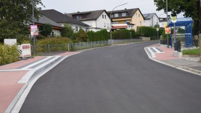 Bild: bö
Die Kreisstraße 23, die durch den Ort Ebermannsdorf führt, ist fertig ausgebaut, und auch die Bushaltestellen sind neu. Was nachhinkt, ist die Parkmoral. Deshalb wird in diesem Bereich ein einseitiges Halteverbot eingerichtet, um den Bussen ein gesichertes Durchkommen zu ermöglichen.