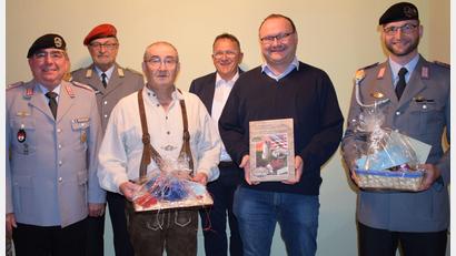Bild: nbu
Der komplette Vorstand der Reservistenkameradschaft Freihung gratuliert dem Zweiten Vorsitzenden Gerhard Lindthaler zum 70. Geburtstag (von links): Vorsitzender Norbert Bücherl, Kassier Klaus Paa, Geburtstagsjubilar Gerhard Lindthaler, Schriftführer Michael Wirth, Bürgermeister Uwe König und Dritter Vorsitzender Dominik Falk.