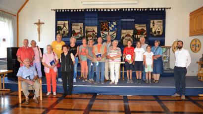 Bild: gi
Bürgermeister Armin Bulenda (rechts) ehrt im Rathaus treue Urlauber.