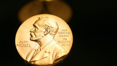 Bild: Kay Nietfeld/dpa
Eine Medaille mit dem Konterfei von Alfred Nobel ist im Nobel Museum zu sehen.