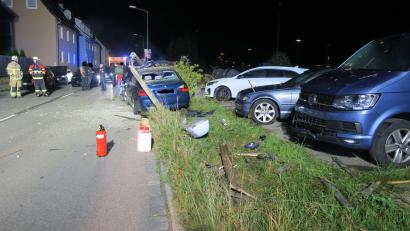 Bild: Polizei Schwandorf/exb
Bei diesem Unfall in der Nacht zum Sonntag in der Steinberger Straße entstand an einem Auto Totalschaden, weitere wurden zum Teil erheblich beschädigt. Verletzt wurde niemand.