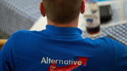 Symbolbild: Lino Mirgeler/dpa
Den Rücken stärken oder in den Rücken fallen. Bei der AfD ist derzeit nicht klar, wie es intern weitergeht