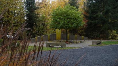 Archivbild: kaz
Am Waldfriedhof Krummennaab sind am Denkmal "Auge Gottes" Urnengräber. Die Gebühren für die Nutzung der Stellplätze wurde in der neuen Friedhofsgebührensatzung günstiger.