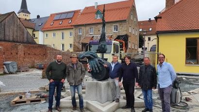 Bild: Stadt Windischeschenbach/exb
Das neue Zoigleck in Windischeschenbach nimmt Formen an: Die Zoiglskulptur vereint sich mit dem Brunnen. Darüber freut sich auch Künstler Harald Bäumler (Dritter von rechts).