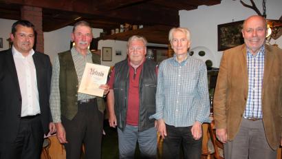 Bild: kro
Das neu gewählte Vorstandsteam des MGV Bad Neualbenreuth: (von links) Zweiter Bürgermeister Christian Hebert, Vorsitzender Ferdinand Köstler, Franz Danhauser, Oswald Jäger und Albert Köstler. Ferdinand Köstler wurde zudem mit einer Urkunde für seine 20-jährige Tätigkeit als Vorsitzender ausgezeichnet.