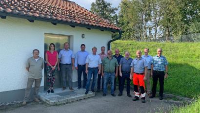 Bild: Tobias Reitmeier/exb 
Die amtierenden Verbandsräte des Zweckverbands zur Wasserversorgung der Pretzabrucker Gruppe sowie Beschäftigte der Verwaltung besichtigten die technischen Anlagen, hier den Hochbehälter in Altfalter.