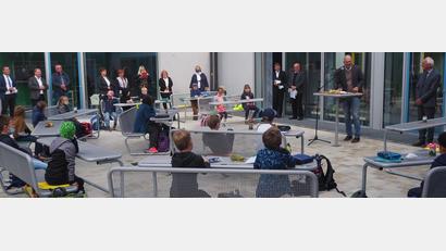 Bild: jpl
Schulverbandsvorsitzender der Fichtelnaabtal-Grundschule Peter König und Rektor Alexander Köstler (von rechts) übergaben in einer Feierstunde das "Grüne Klassenzimmer" und den Spielplatz "Am Birkenweg" offiziell zur Nutzung an die Schülerinnen und Schüler der Offenen Ganztagsschule.