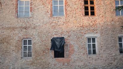 Bild: fla
Der Auftrag für die Denkmalschutz-Fenster für das Lobkowitz-Schloss wurde in der Septembersitzung des Marktgemeinderates vergeben. Ein Musterfenster ist dafür eingebaut worden.