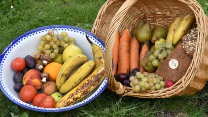 Bild: Petra Hartl
Karotten, die leicht runzelig sind, Bananen, deren Schale sich ein bisschen bräunlich verfärbt hat, aber auch Brot und Brötchen: Alles noch essbar. Foodsharer wie Elena Singer und Julia Etzold wollen noch essbare Lebensmittel vor der Tonne retten und sie stattdessen auf den Teller bringen.